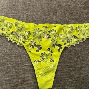 Victorias Secret very sexy thong string. Size Xl
